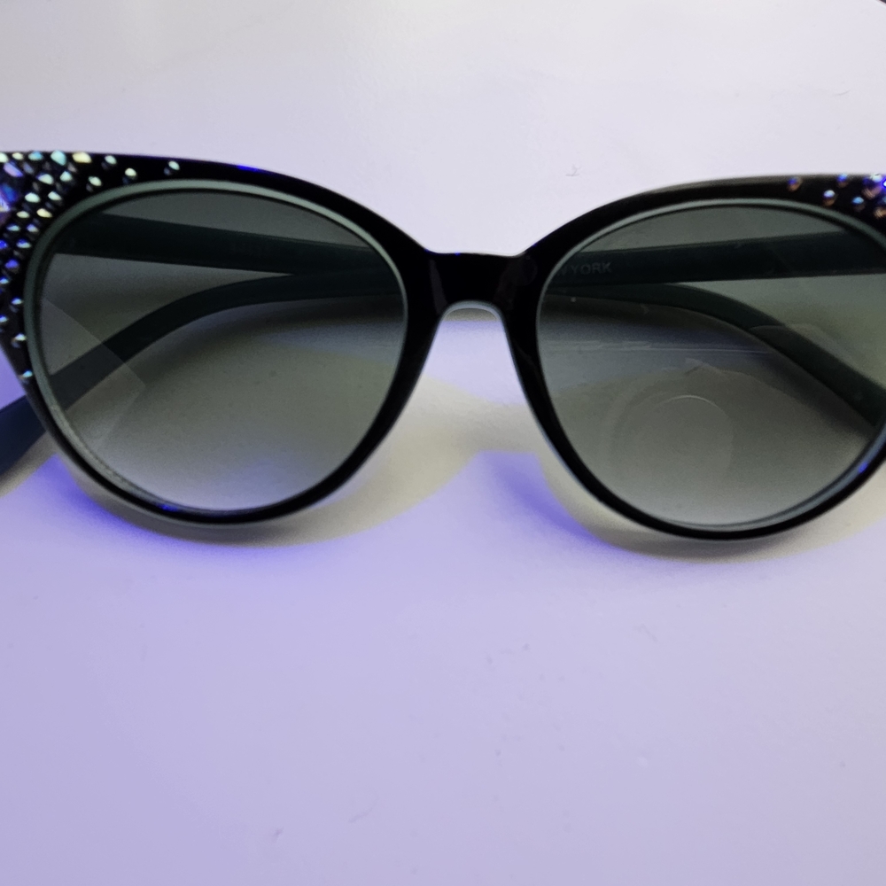Elegant Black Cat-Eye Sunglasses